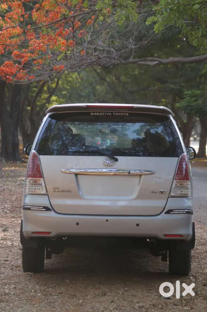 Toyota Innova 2.5v 8 Seater Diesel Engine Top Model For Sale