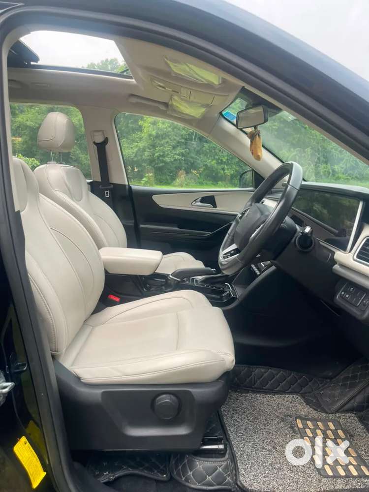 Mahindra Xuv700 2.0 Ax 7 Petrol At Str, 2023, Petrol
