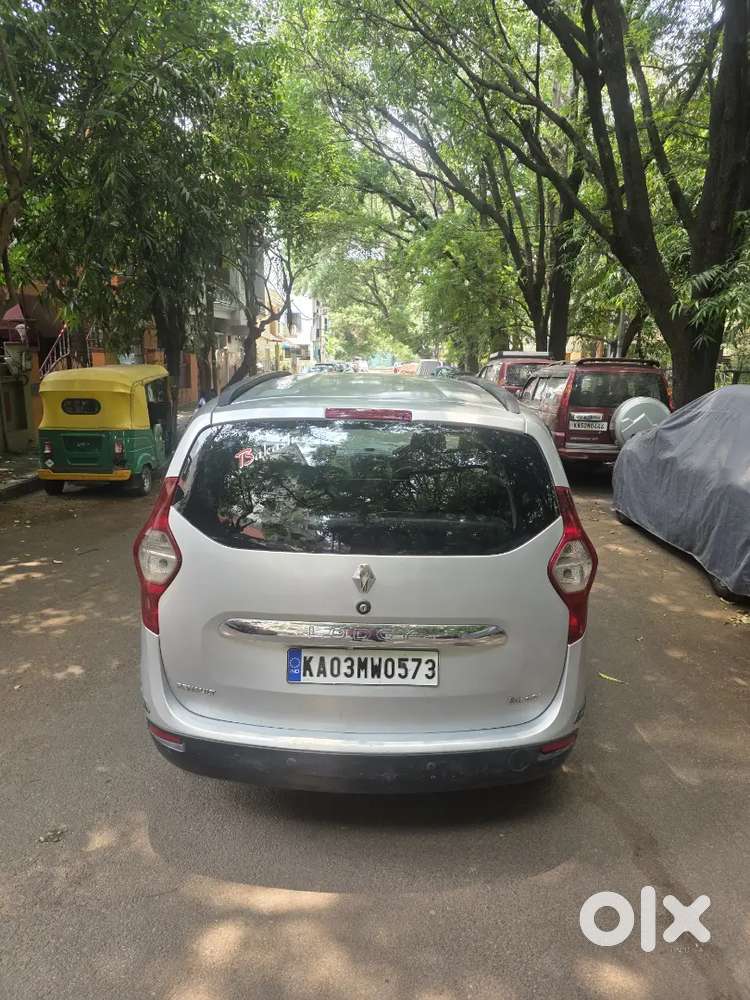 Renault Lodgy 85 Psi Rxl Dci 2015 Sliver In Very Good Condition.