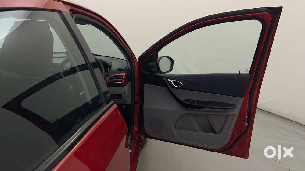 Tata Tiago Xza, 2017, Petrol