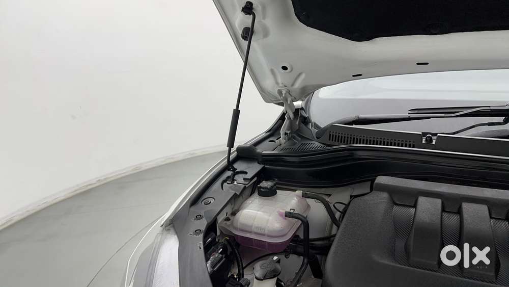 Mahindra Xuv700 2.0 Ax 5 Petrol Mt 7 Str, 2025, Petrol