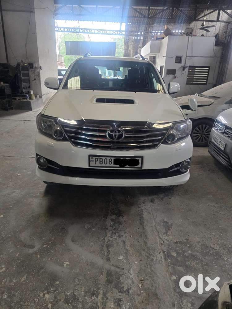 Black Alloys Toyota Fortuner Diesel 2015