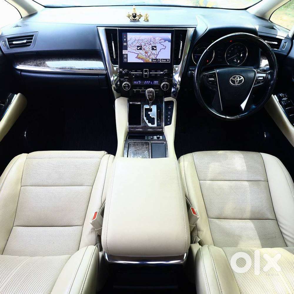 Toyota Vellfire 2.5 Executive Lounge, 2023, Petrol
