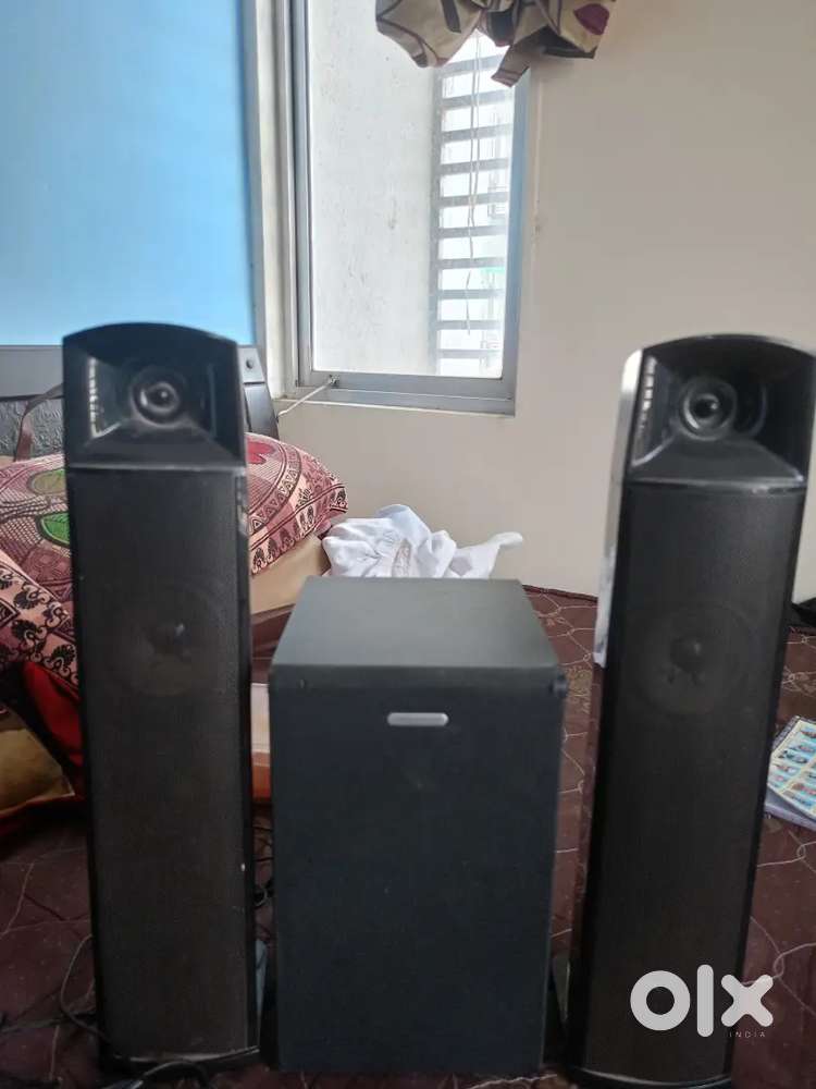 Creative Subwoofer + Thunderstorm Floor Speakers + 2 Satellite Speaker