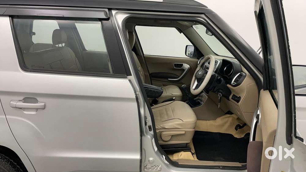 Mahindra Tuv 300 Mhawk100 T8 Dual Tone, 2017, Diesel