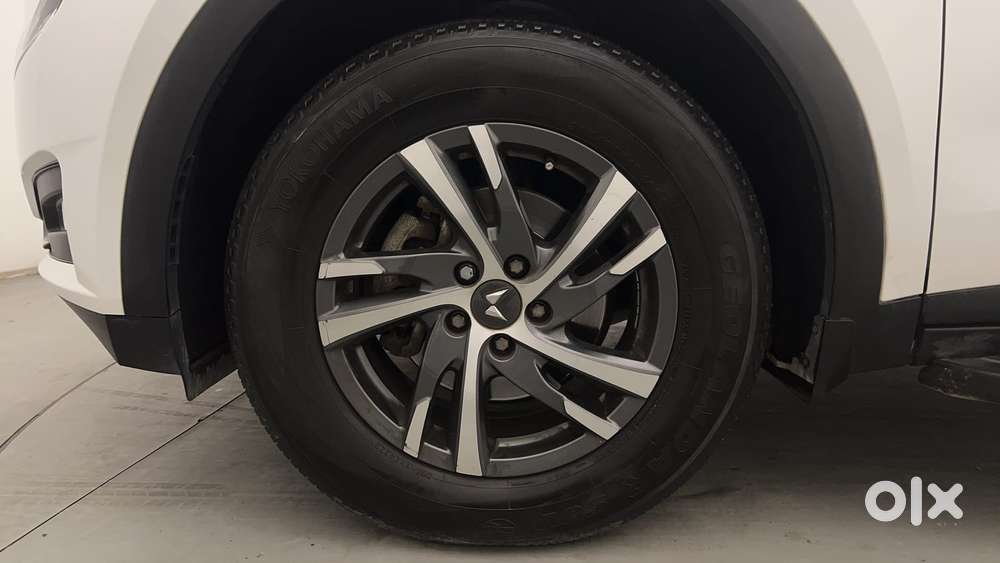 Mahindra Xuv700 2.0 Ax 3 Petrol At 5 Str, 2023, Petrol