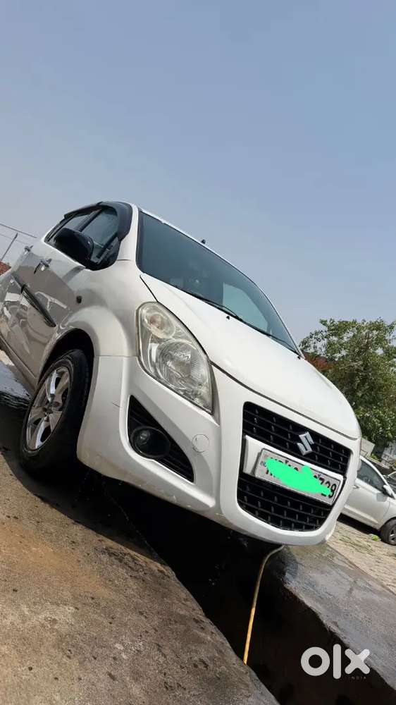 Saf H Gadi. 4 Alloy, All Power Window, Badiya Music System Hai.