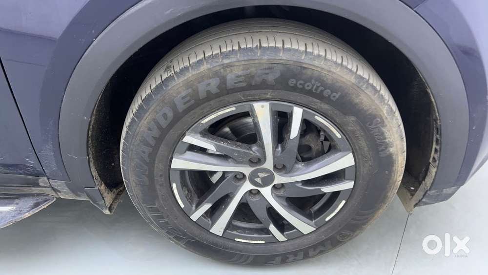 Mahindra Xuv700 2.0 Ax 5 Petrol Mt Str, 2022, Petrol