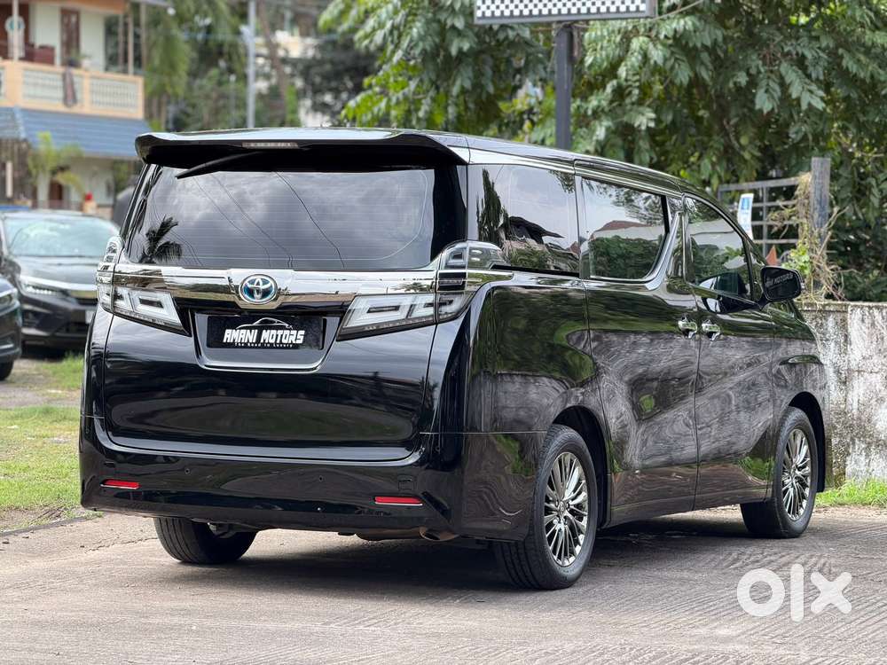 Toyota Vellfire 2.5 Executive Lounge, 2023, Cng & Hybrids