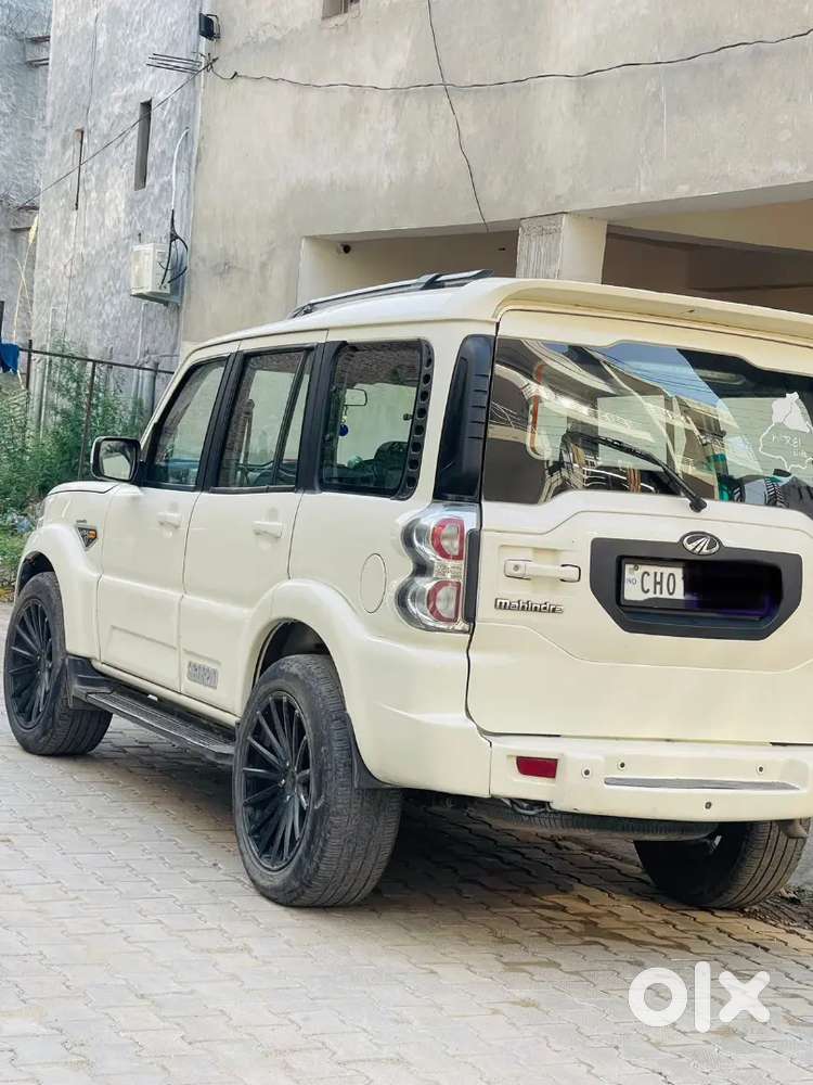 Mahindra Scorpio S10