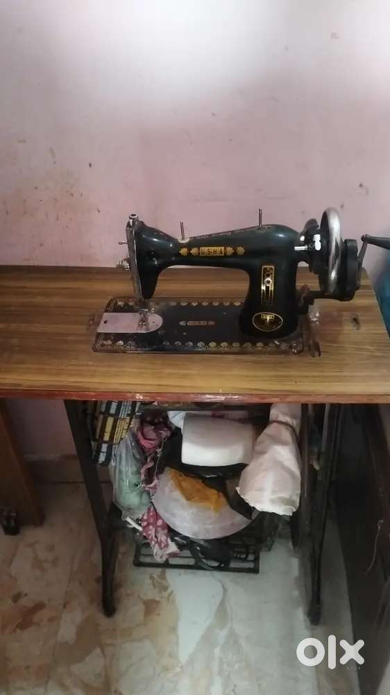 सिलाई मशीन स्टैंड और इलेक्ट्रिक मोटर के साथ