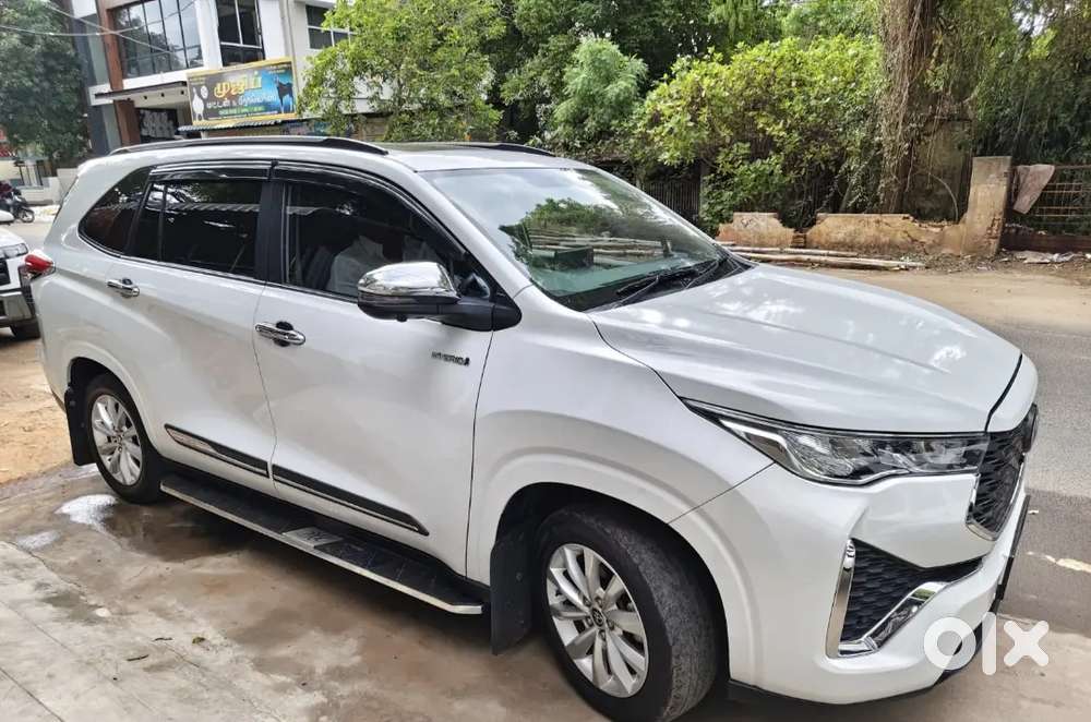 Toyota Innova Hycross 2024 Petrol Well Maintained