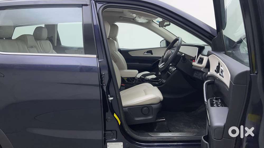 Mahindra Xuv700 2.0 Ax 7 Petrol At Str, 2023, Petrol