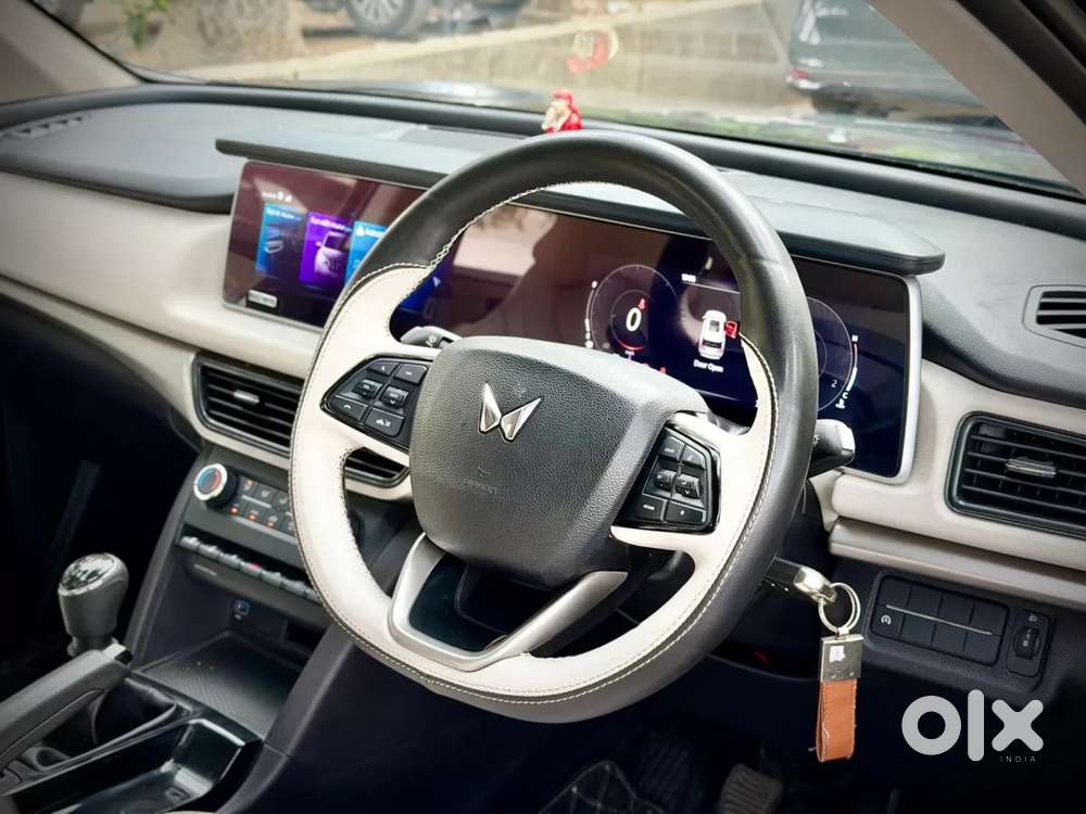 Mahindra Xuv700 2.0 Ax 5 Petrol Mt 7 Str, 2024, Petrol