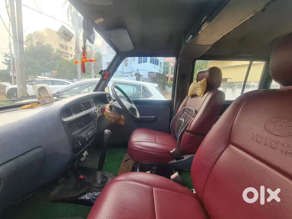 8 Seater Car