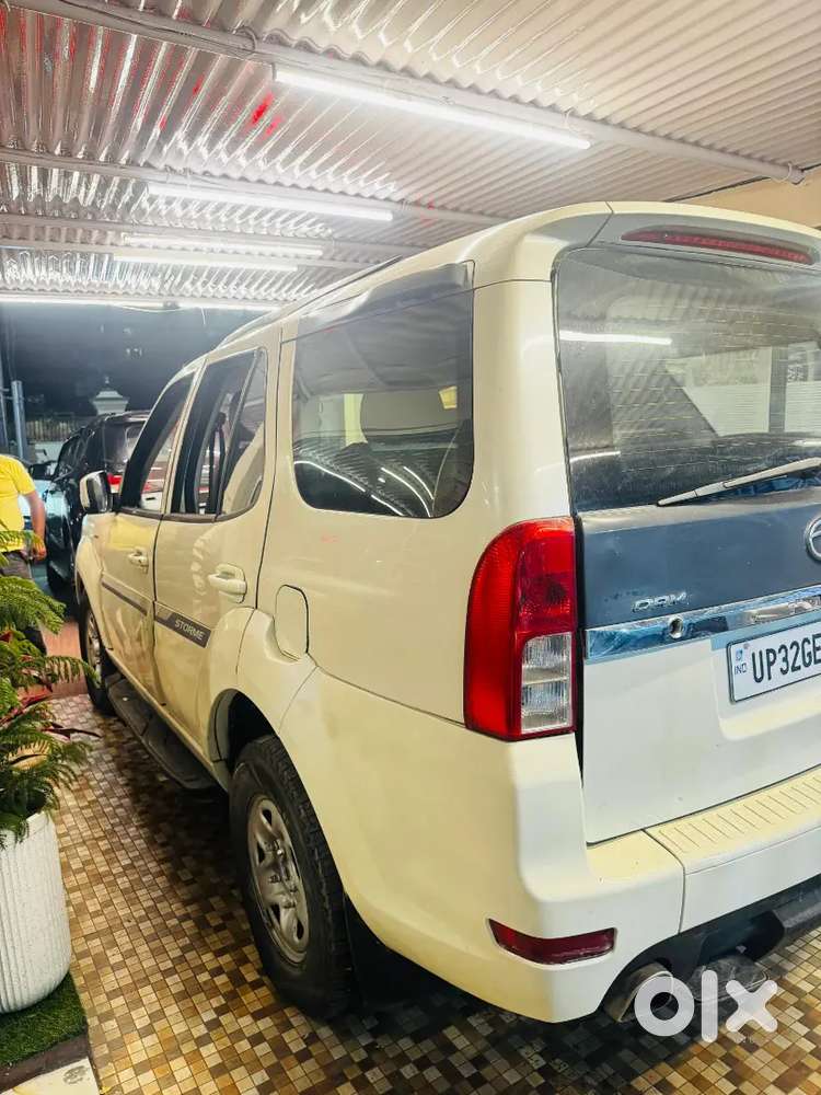 Tata Safari Storme 2015