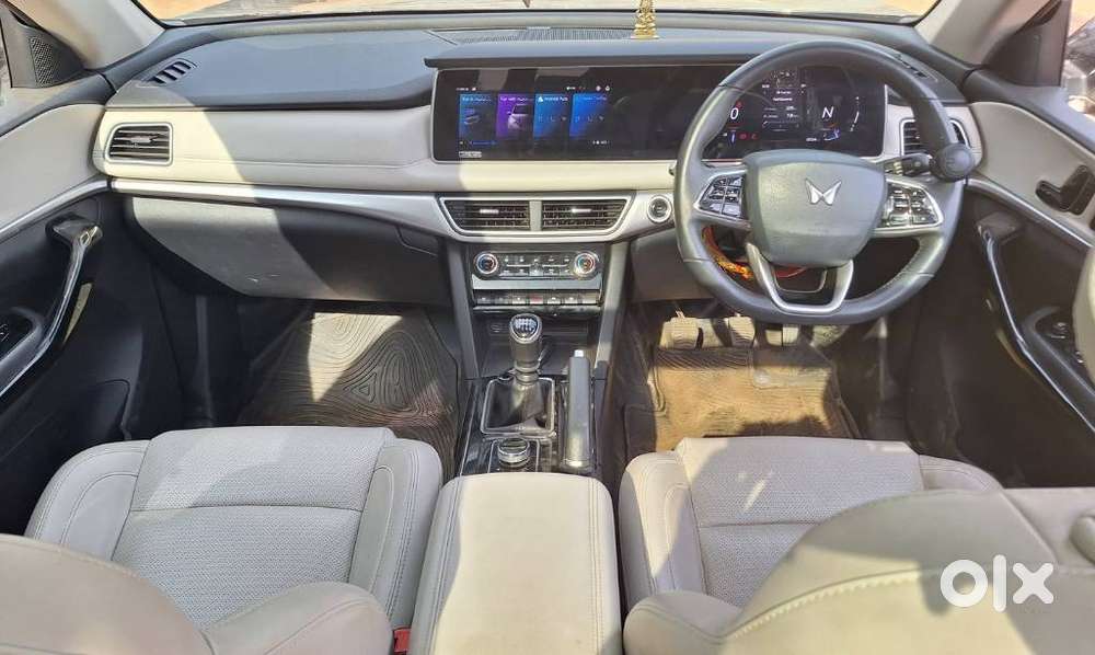 Mahindra Xuv700 2.0 Ax 7 Petrol Mt Str, 2022, Petrol