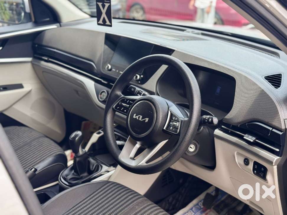 Kia Carens, 2023, Petrol