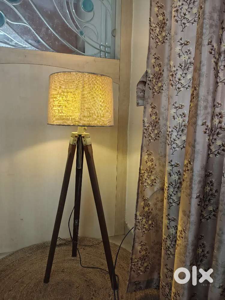 Lamp, tripod floor lamp