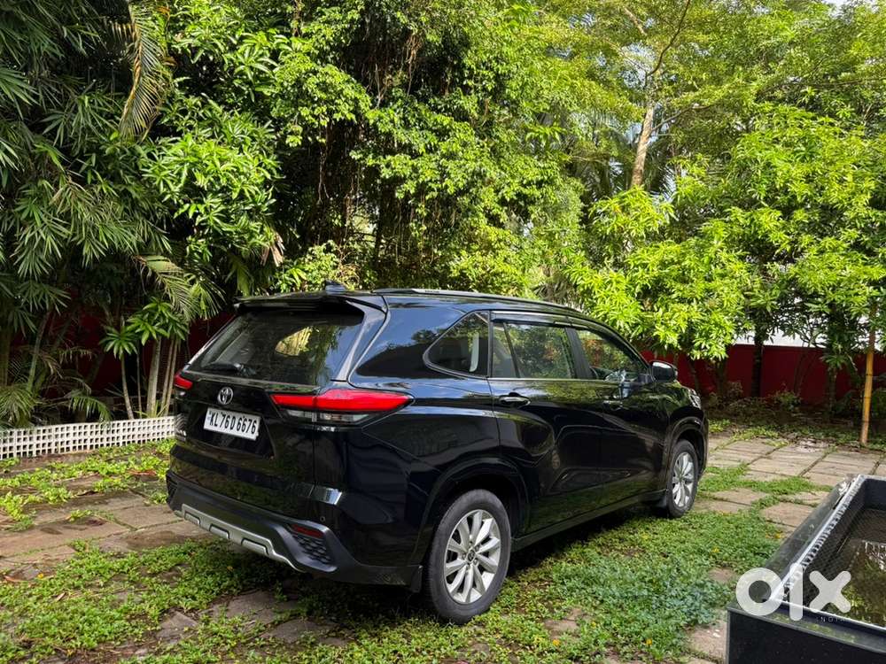 2023 Pristine Toyota Innova Hycross Vx(o) Attitude Black