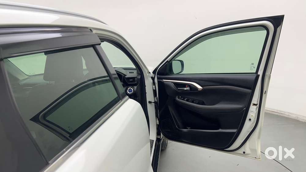 Maruti Suzuki Grand Vitara 1.5 Alpha Plus Intelligent Hybrid Ecvt, 2..