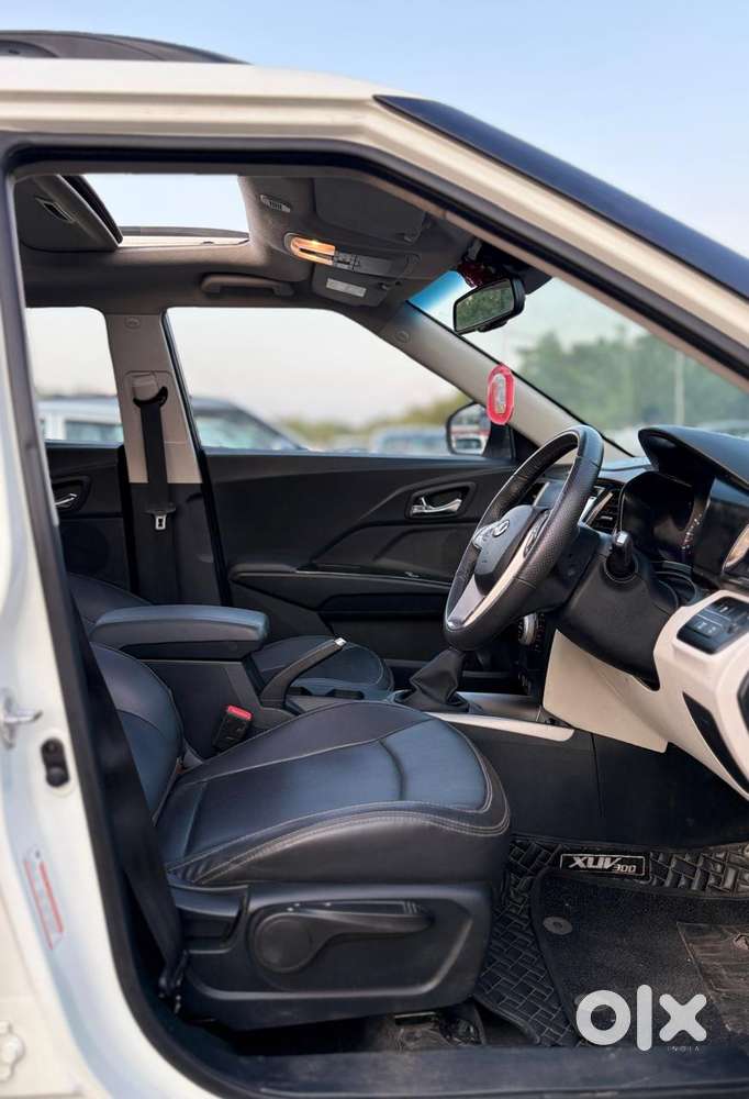 Mahindra Tuv 300 T8, 2022, Petrol