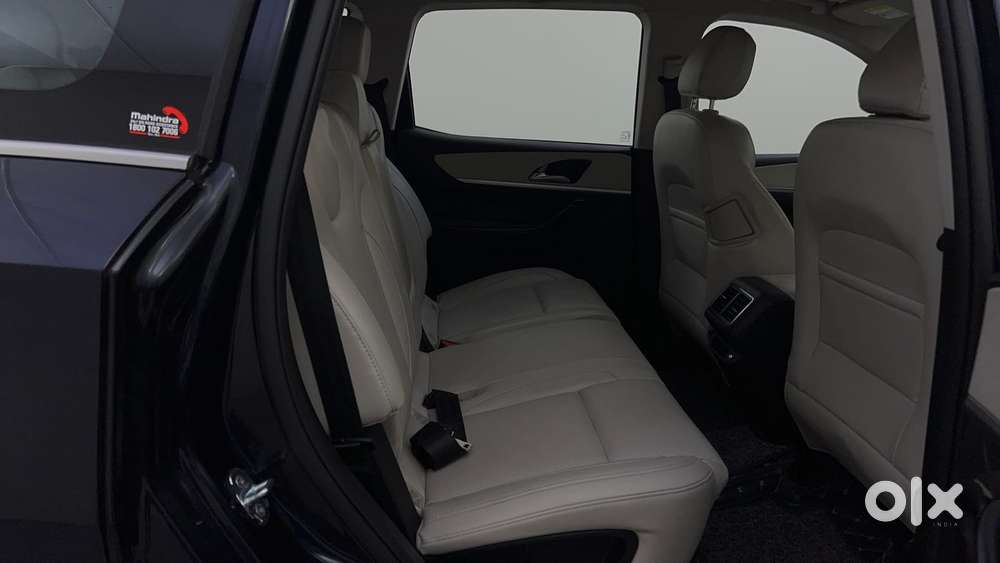 Mahindra Xuv700 2.0 Ax 7 Petrol Mt Str, 2025, Petrol
