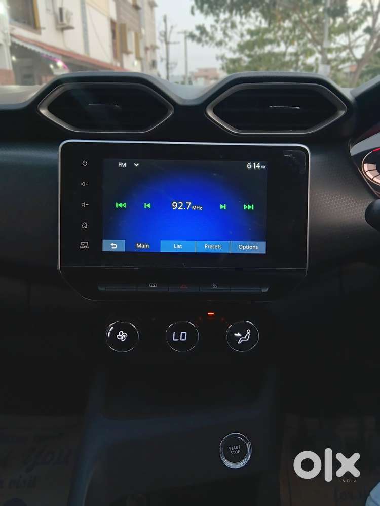 Nissan Magnite 1.0 Xv Premium, 2022, Petrol