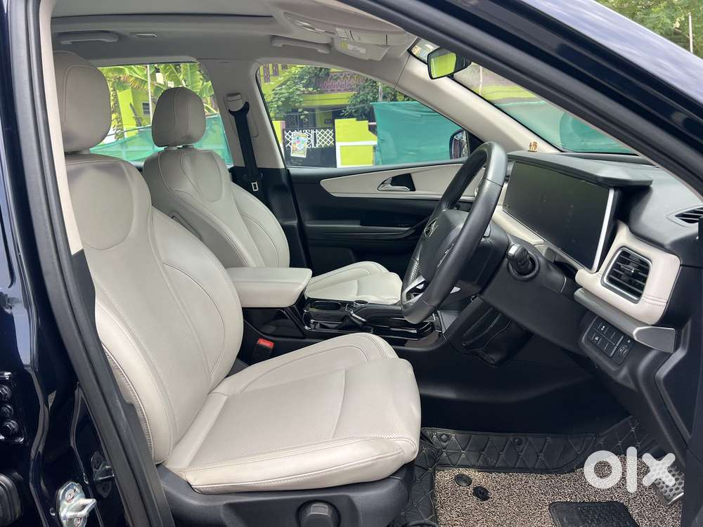 Mahindra Xuv700 2.2 Ax 7 Diesel At Str, 2022, Diesel