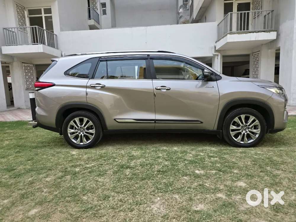 Toyota Innova Hycross 2023   Well Maintained New Tyres
