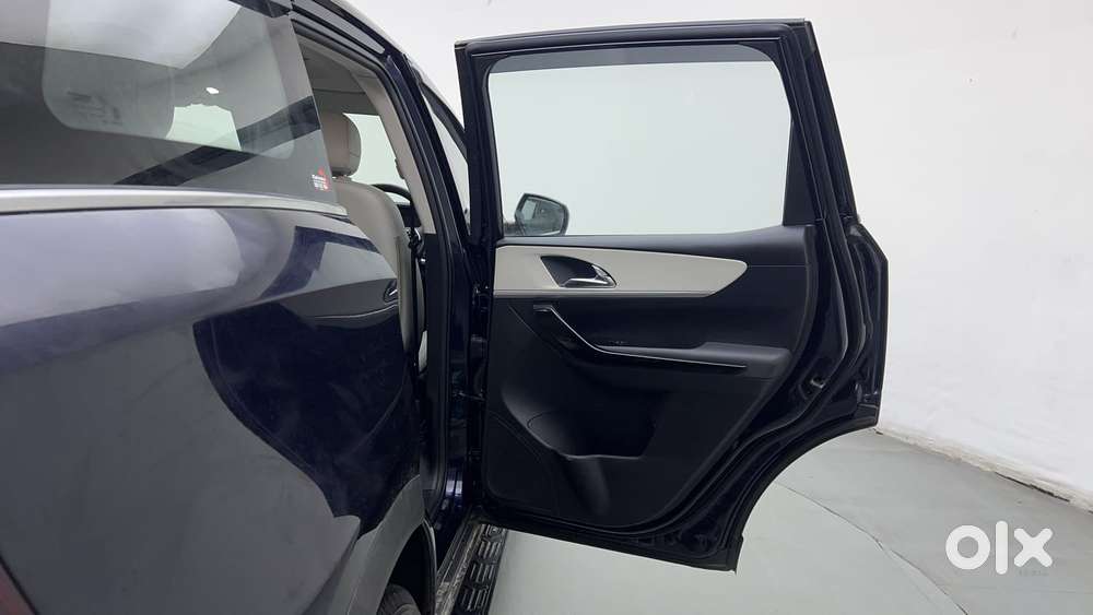 Mahindra Xuv700 2.0 Ax 7 Petrol At Str, 2023, Petrol