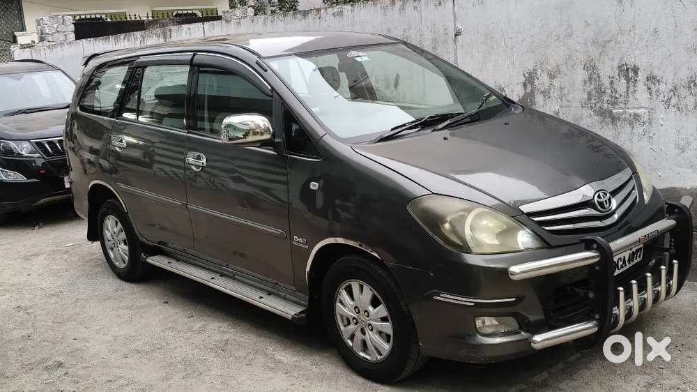 Toyota Innova 2010 2.5v 8 Seater
