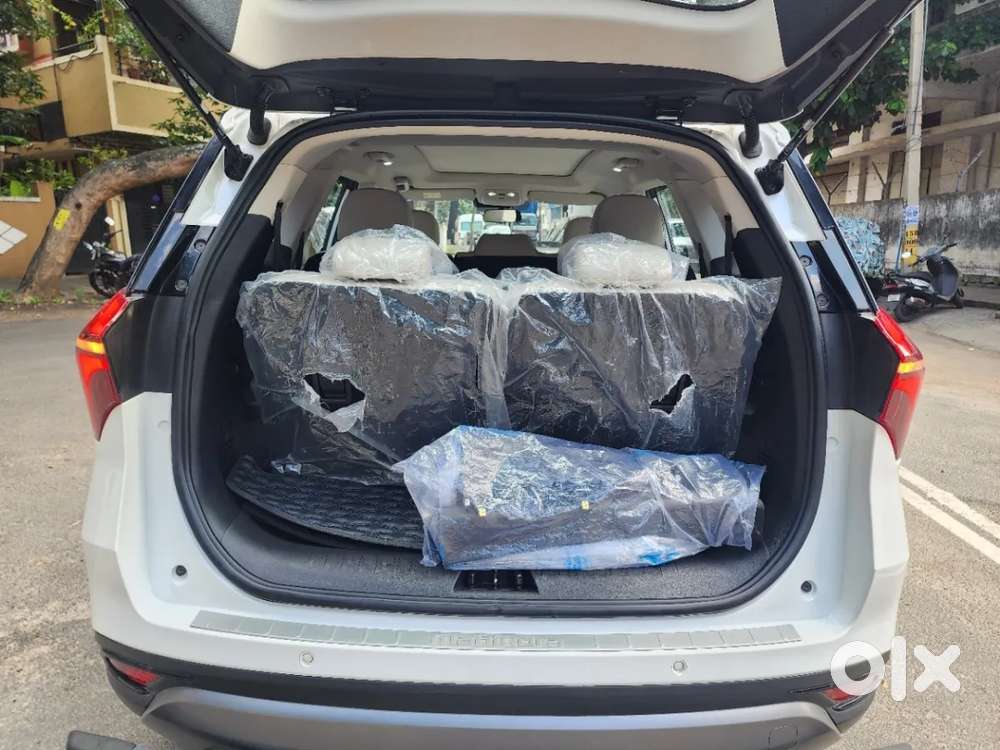 Mahindra Xuv700 2.0 Ax 7 Petrol Mt Str, 2025, Petrol