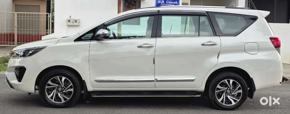 Innova Crysta 2.4 V Mt 8 Str 2021