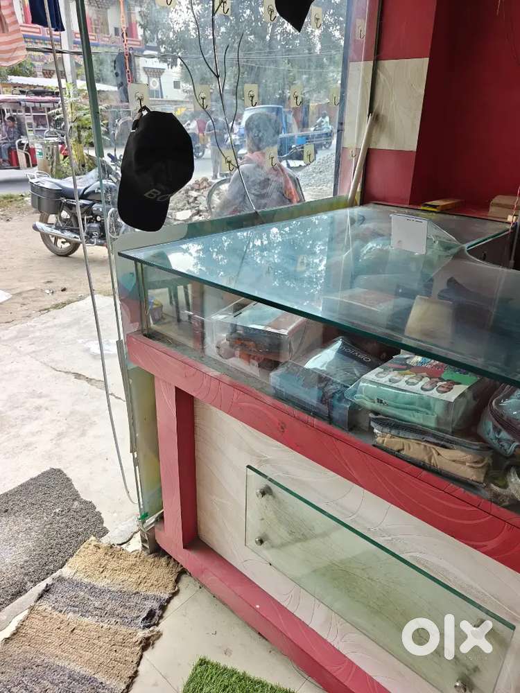Shop counter with glass