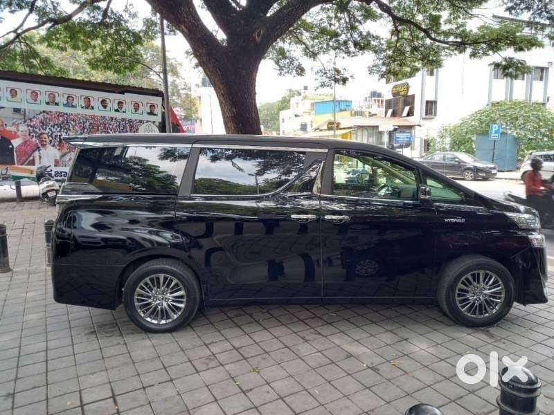 Toyota Vellfire 2.5 Executive Lounge, 2022, Petrol