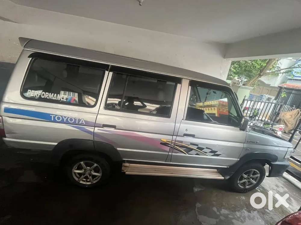 Toyota Qualis 2004 Gst 2.4  Top End Model 5 Mag Wheels 90% Tyres