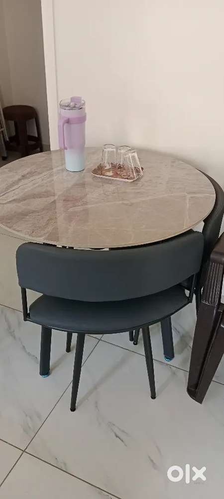 Roun dining table with 4 chairs