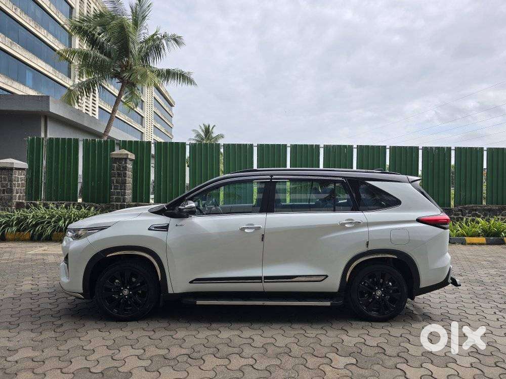 Toyota Innova Hycross 2.0 Zx (o) Hybrid 7 Str, 2025, Petrol