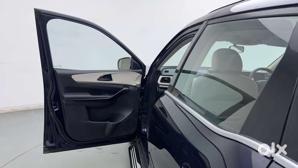 Mahindra Xuv700 2.0 Ax 5 Petrol Mt 7 Str, 2022, Petrol