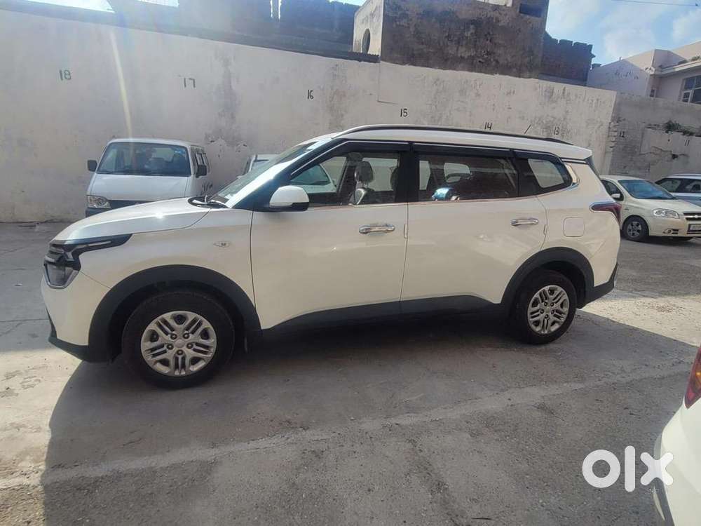 Kia Carens 2023 Petrol 30000 Km Driven