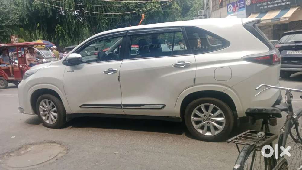 Toyota Innova Hycross 2025