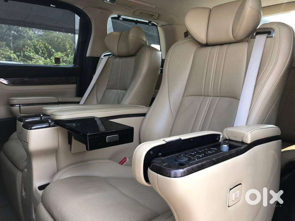 Toyota Vellfire 2.5 Executive Lounge, 2023, Cng & Hybrids