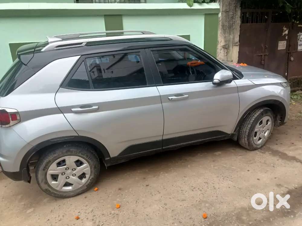 Hyundai Venue 2021 Petrol 33000 Km Driven