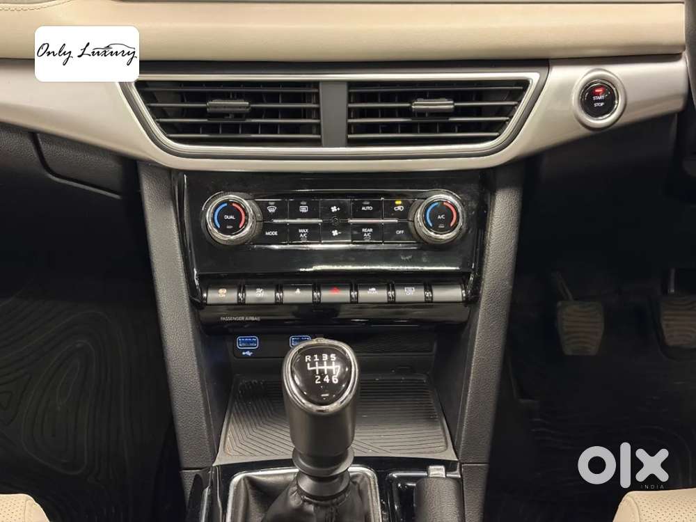 Mahindra Xuv700 2.0 Ax 7 Petrol Mt Str, 2022, Petrol