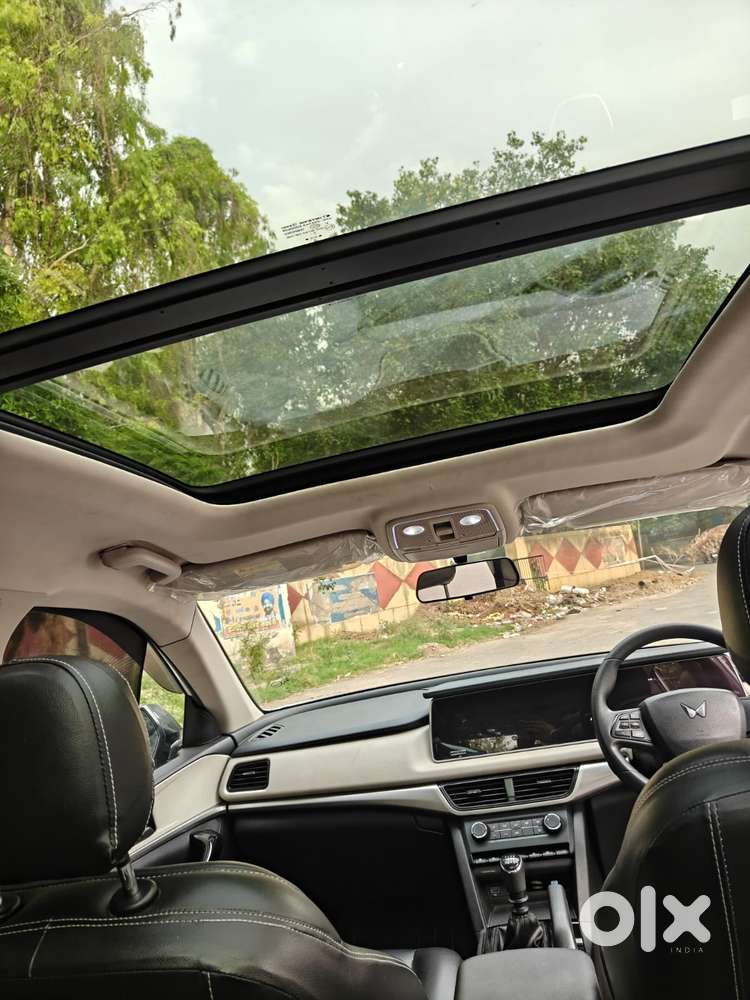 Mahindra Xuv700 2.0 Ax 5 Petrol Mt Str, 2023, Petrol