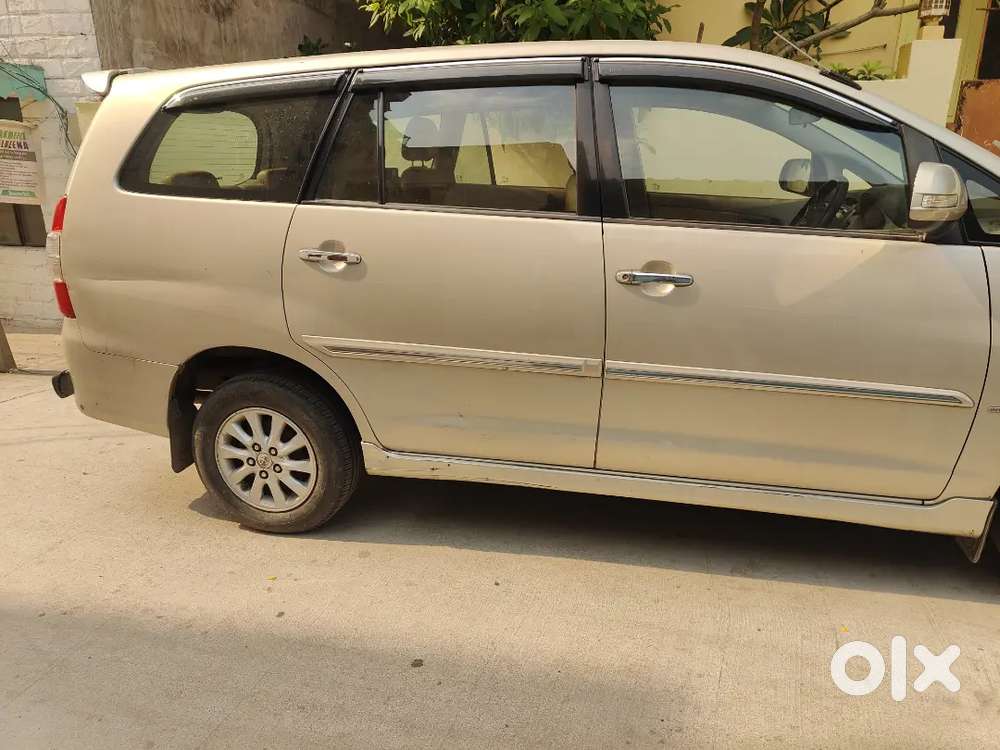 Toyota Innova 2.5v 7 Seater Gold Colour Complete Showroom Track