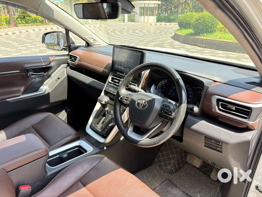 Toyota Innova Hycross 2.0 Zx (o) Hybrid 7 Str, 2023, Petrol