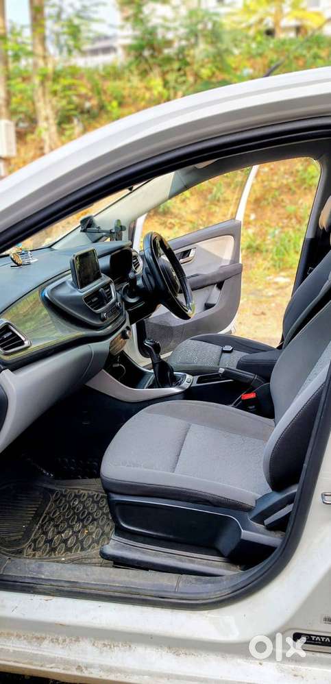 Single Owner Tata Altroz Xz  36k Km  No Accident-excellent Condition