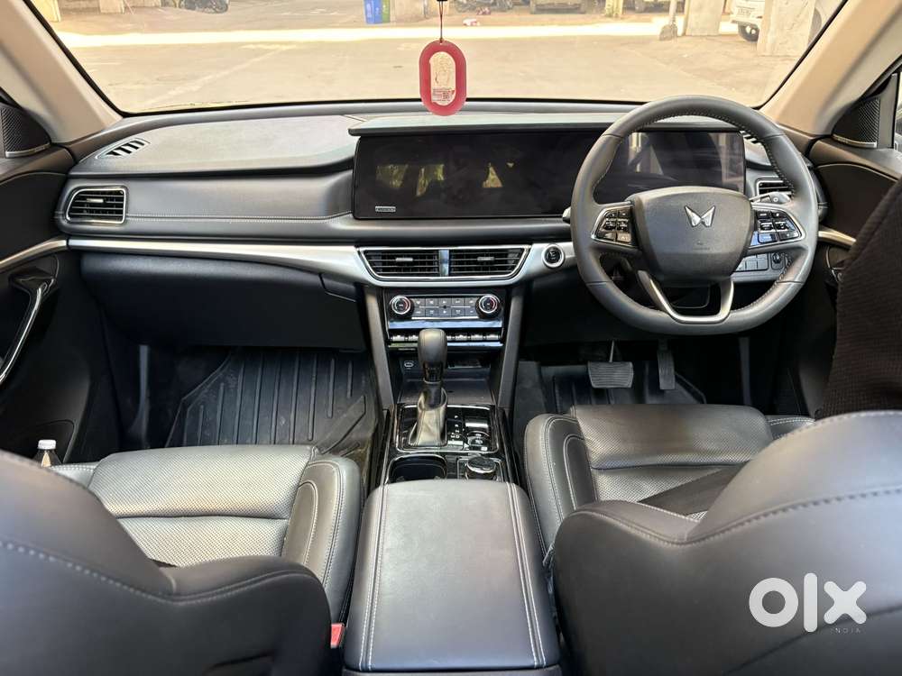 Mahindra Xuv700 2.2 Ax 7 Diesel At Luxury Pack Str, 2025, Diesel